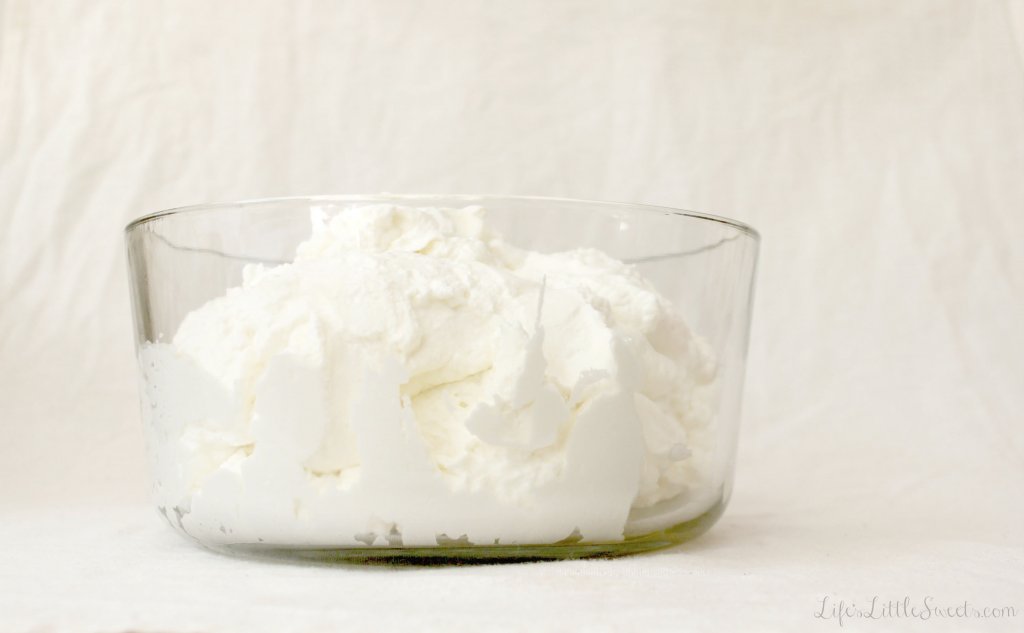 (Video) Vanilla whipped cream, also called vanilla Chantilly cream, is the perfect topping to a dessert, ice cream or even a coffee drink.