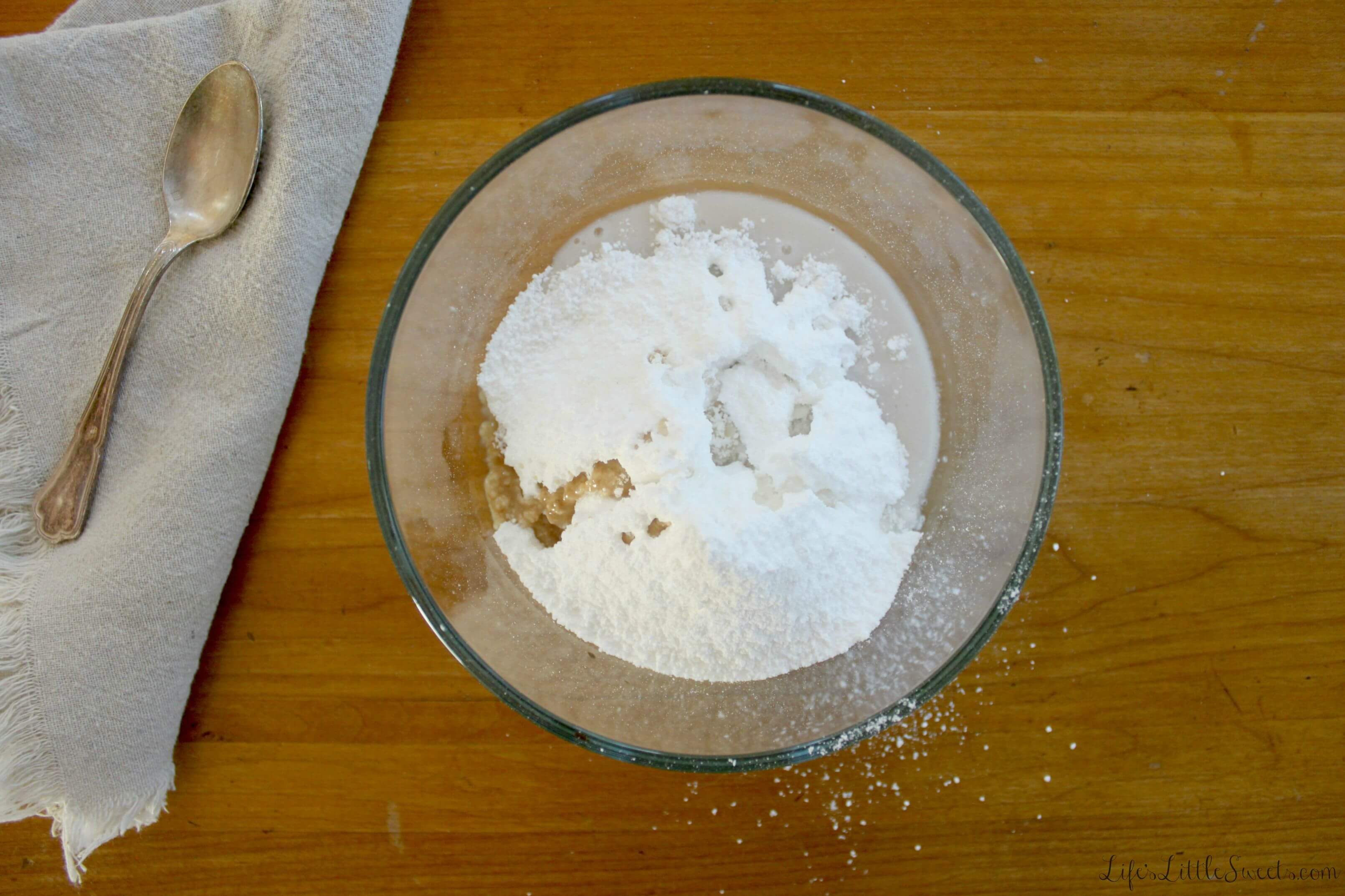 Step 2: Combine Ingredients Vanilla Coconut Icing. Vanilla Coconut Icing is a vegan and gluten-free icing that can be enjoyed on muffins, scones, quick breads, cakes or any number of dessert recipes.