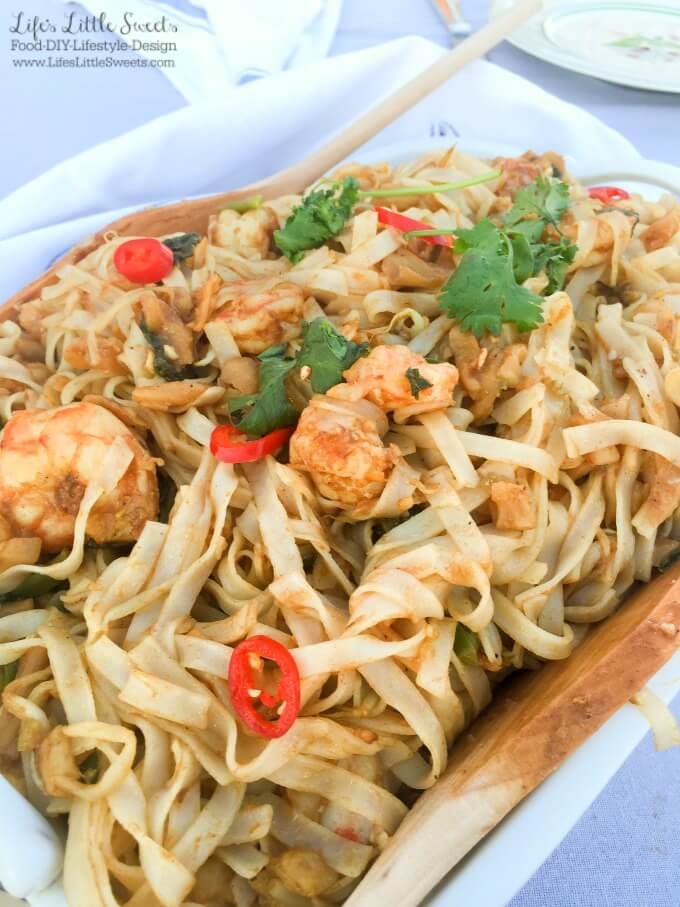 ??? How to Host a Fall Outdoor Dinner: Shrimp Pad Thai #ad #HarbourTradingCo #CollectiveBias @HarbourTrading