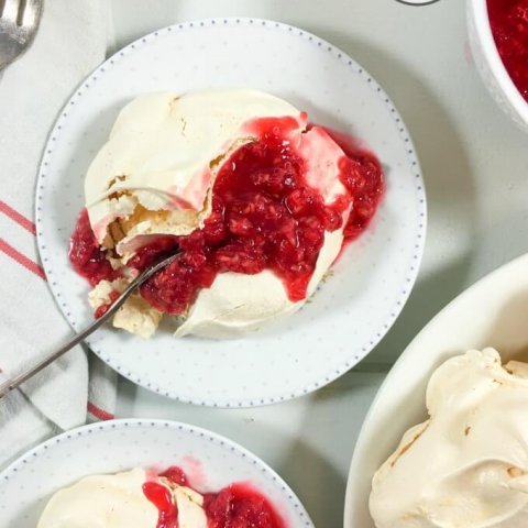 ? ? ? Enjoy these Vanilla Meringue Cookies with Raspberry Sauce as a delicious, fresh and light dessert! Be sure to check out all the #FoodieMamas raspberry recipes in the recipe roundup!