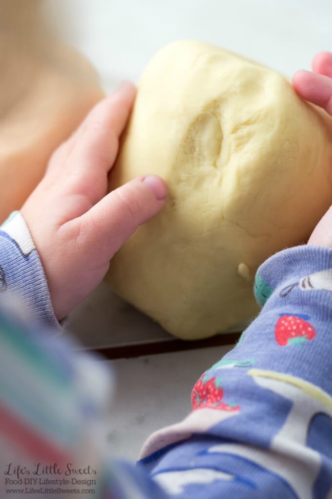 This Awesome DIY Playdough Recipe takes only a few minutes, 5 ingredients (minimum) to make and lasts for months. (makes about 1 lb. 11.6 ounces) #playdough #diy #sensoryactivity #homemade #kidsactivity