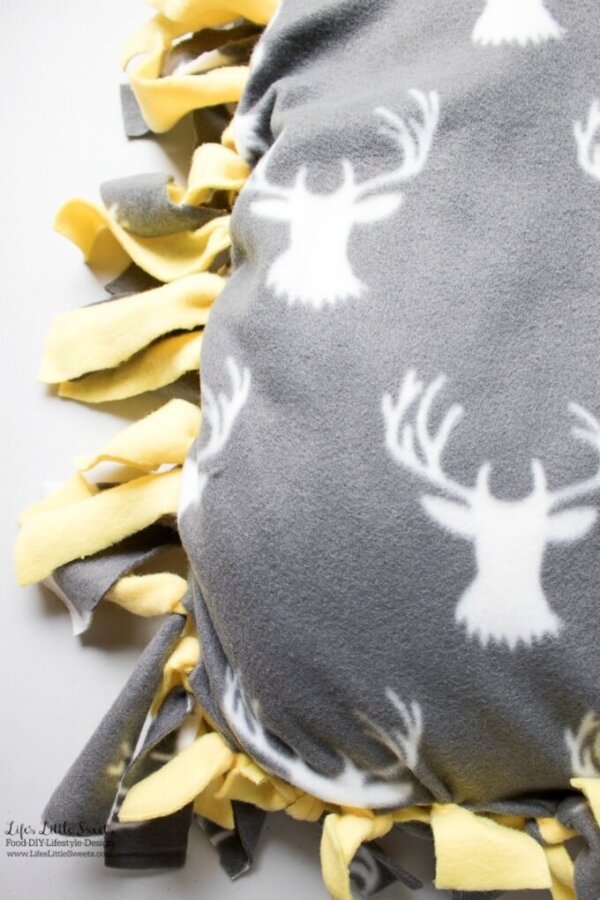 DIY NoSew Fleece Dog Bed Fleece, Standard Pillow Life's Little Sweets