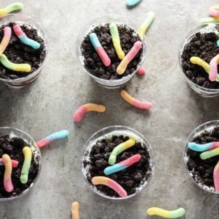 Dirt Cake Cups Recipe www.lifeslittlesweets.com