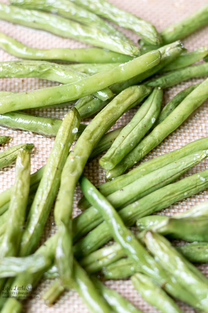 Roasted Green Beans are the easy, savory and perfect side to go with your dinner! (vegan)