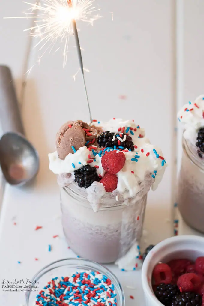 This Summer Berries Sweet Cream Coffee Frappe is the perfect sweet, refreshing and frozen drink for 4th of July or anytime during the Summer! #ad #collectivebias #FrappeYourWay