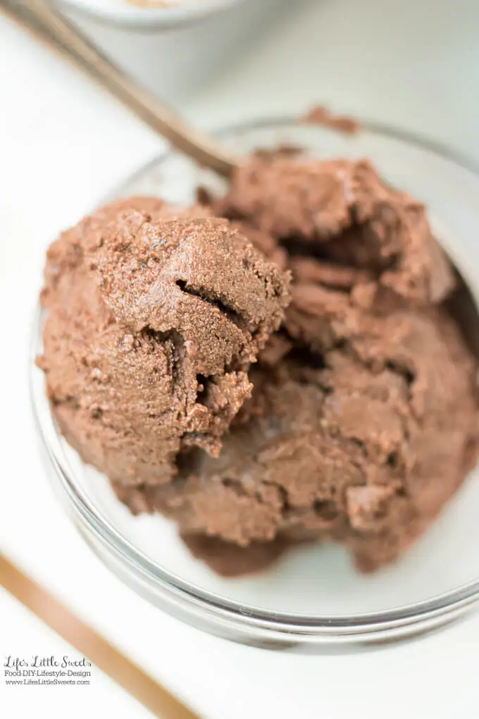 This No-Churn Naturally Sweetened Chocolate Ice Cream is a healthier, chocolate ice cream option that is so tasty and delicious. (no refined sugar, non-dairy, vegan option, gluten-free)