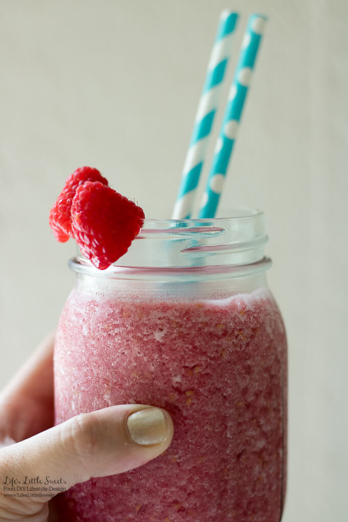 This Blueberry-Açai Slushie with Fresh Raspberries has Emergen-C® Energy+ Blueberry-Açai, making it a tasty and delicious way to add to your wellness routine. Only 4 ingredients and less than 5 minutes to prepare! (gluten-free) #FallImmuneSupport #CollectiveBias #ad #raspberries #slushie #ice #fruit