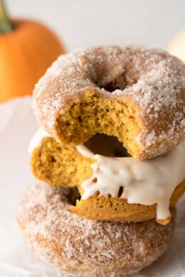cropped-IMG_5275-Pumpkin-Spice-Baked-Donuts-www.lifeslittlesweets.com-Sara-Maniez-680x1020-1.jpg