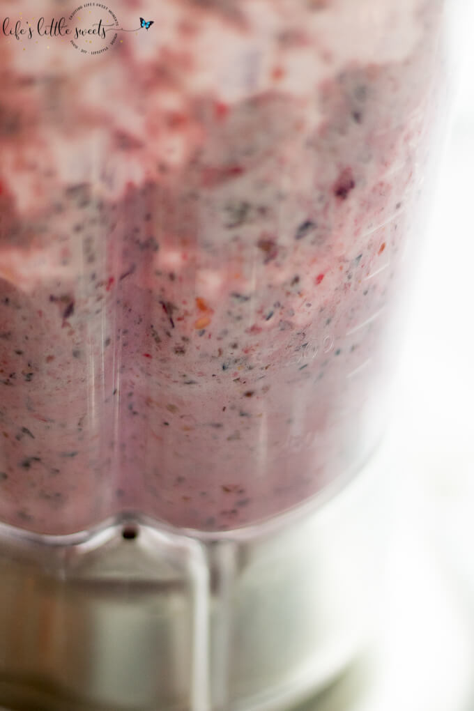 This Berry Chia Date Smoothie is a healthier smoothie option being naturally sweetened with Medjool dates, plus it has fresh blueberries, raspberries and chia seeds. Optionally, you can top it with shaved bittersweet chocolate. (vegan option) @naturemade #NatureMadePrenatalDHA #CollectiveBias #ad #berries #dates #smoothie #blueberries #raspberries #chocolate
