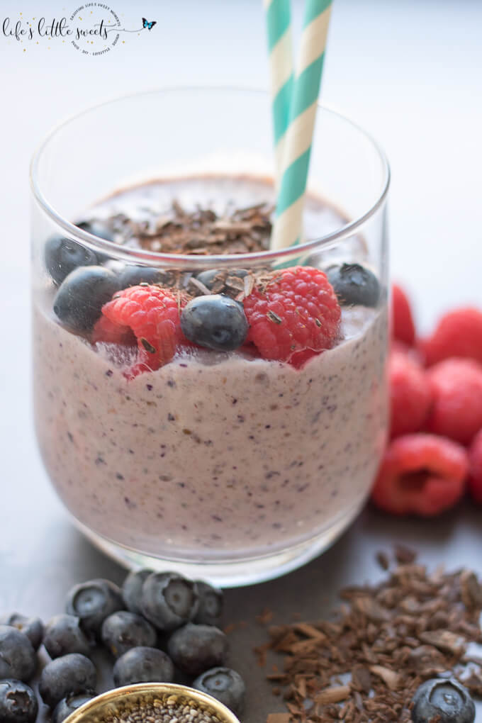 This Berry Chia Date Smoothie is a healthier smoothie option being naturally sweetened with Medjool dates, plus it has fresh blueberries, raspberries and chia seeds. Optionally, you can top it with shaved bittersweet chocolate. (vegan option) @naturemade #NatureMadePrenatalDHA #CollectiveBias #ad #berries #dates #smoothie #blueberries #raspberries #chocolate