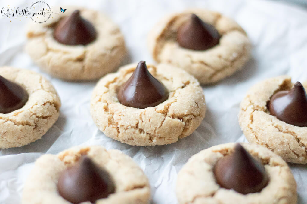 Peanut Butter Blossoms are a classic cookie, they are peanut butter cookies topped with chocolate Hershey's kisses. (makes about 54 cookies) #chocolate #peanutbutterblossoms #peanutbutter #Christmascookies #cookies #HersheysKisses