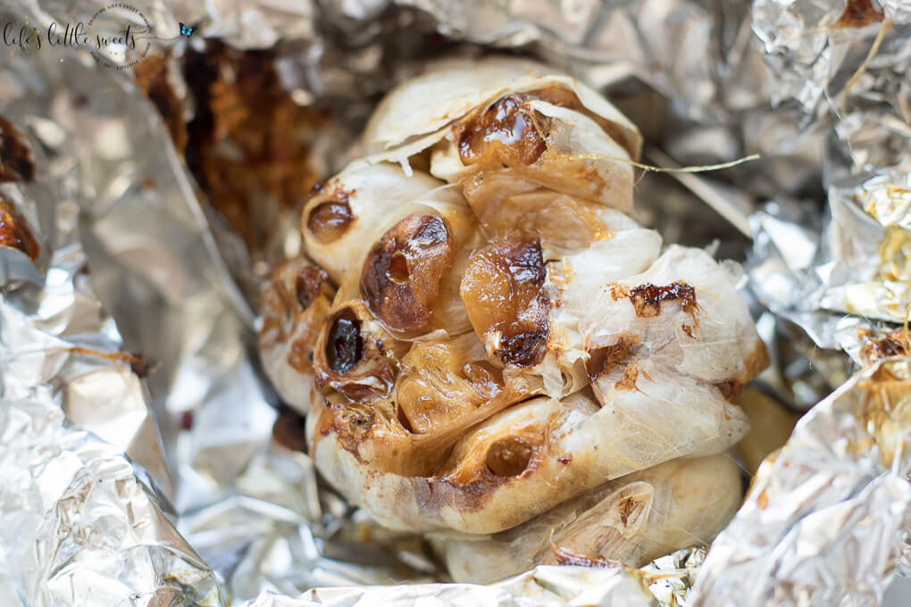 How To Roast Garlic - learn how to roast garlic! It's easy to do and the roasted garlic flavor can be spread on toast or added to salads, marinades or any meal! #roasted #garlic #oliveoil