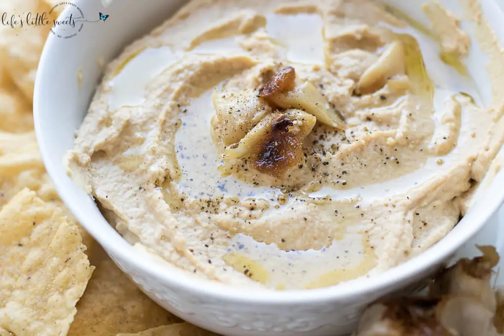 This Roasted Garlic Hummus is easy, full-flavored and delicious, with only a minimum of 6 ingredients! (gluten-free, vegan) #garlic #roasted #Koshersalt #blackpepper #cumin #tahini #appetizer #vegan #glutenfree