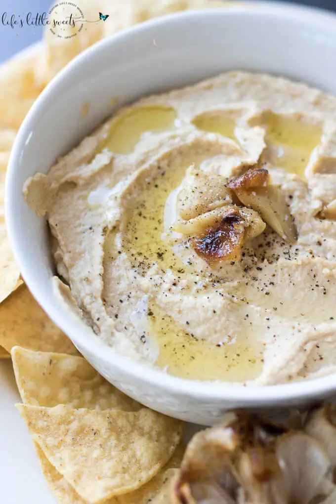 This Roasted Garlic Hummus is easy, full-flavored and delicious, with only a minimum of 6 ingredients! (gluten-free, vegan) #garlic #roasted #Koshersalt #blackpepper #cumin #tahini #appetizer #vegan #glutenfree