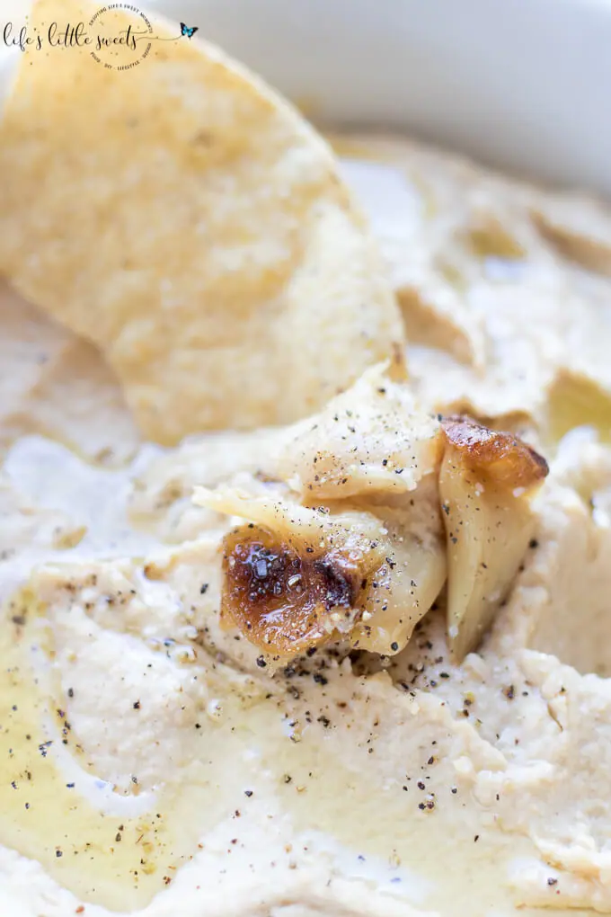 This Roasted Garlic Hummus is easy, full-flavored and delicious, with only a minimum of 6 ingredients! (gluten-free, vegan) #garlic #roasted #Koshersalt #blackpepper #cumin #tahini #appetizer #vegan #glutenfree