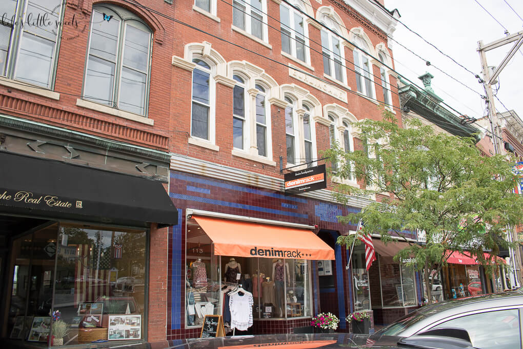 Downtown Exeter, New Hampshire  - Here are 18 photos from an afternoon visit to historic Exeter, NH. It was a delightful day of shopping, historic architecture and food. (18 Photos!) #exeternh #travel #NH #historic #shopping #food #chocolate #travelblogger #Summer #vacation