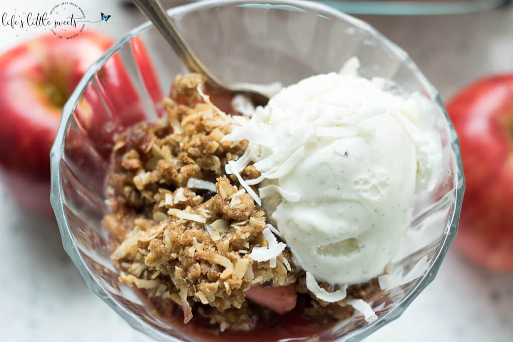 This Apple Blackberry Coconut Crisp recipe has fresh apples and blackberries with a cinnamon-brown sugar and coconut oatmeal topping. #apples #blackberries #dessert #crisp #fruitcrisp #fruit #berries #sweet #oats #coconut