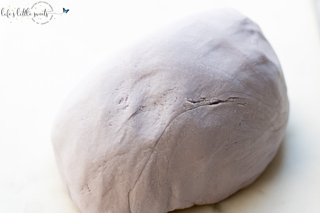 This Relaxing DIY Lavender Playdough Recipe is a great kids activity! This playdough is infused with lavender essential oil making it very soothing and relaxing to play with. (makes about 1 lb. 11.6 ounces) #lavender #DIY #playdough #kidsactivities #relaxing