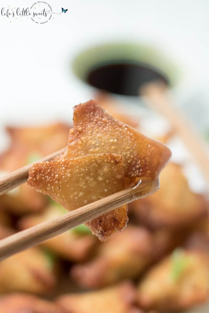 This Crab Rangoon recipe lets you have all the flavors of this popular Chinese-American takeout appetizer - at home. This recipe is fried parcels, filled with cream cheese, crab meat, garlic powder, Worcestershire sauce, topped with green onion (scallions) and served with a sweet, duck sauce for dipping. #recipe #crabrangoon #homemade #chinesetakeout #creamcheese #greenonion #ducksauce #fried #garlicpowder #appetizer