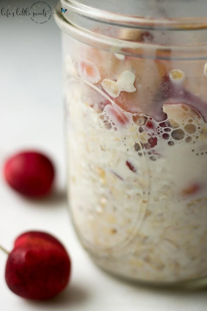 Cherry Overnight Oats has sweet crisp cherries, whole oats, milk and is sweetened with maple syrup. #ad @Semilt #cherry #overnightoats #oatmeal #breakfast #snack #cinnamon #maplesyrup
