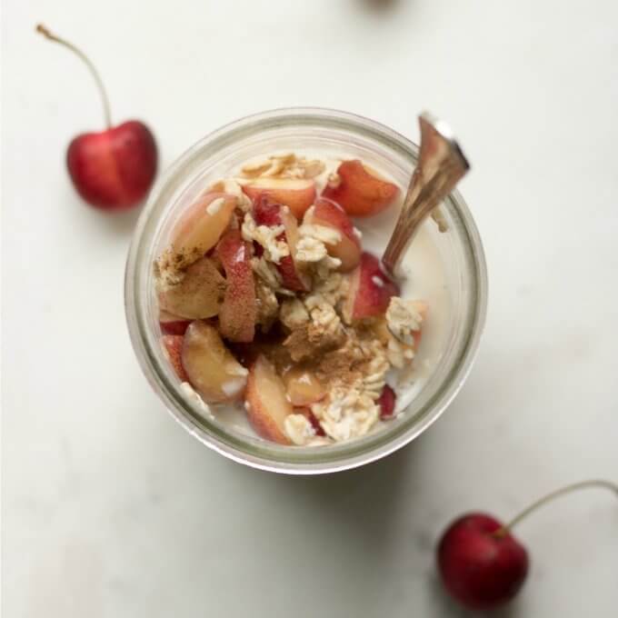 Cherry Overnight Oats has sweet crisp cherries, whole oats, milk and is sweetened with maple syrup. #ad @Semilt #cherry #overnightoats #oatmeal #breakfast #snack #cinnamon #maplesyrup