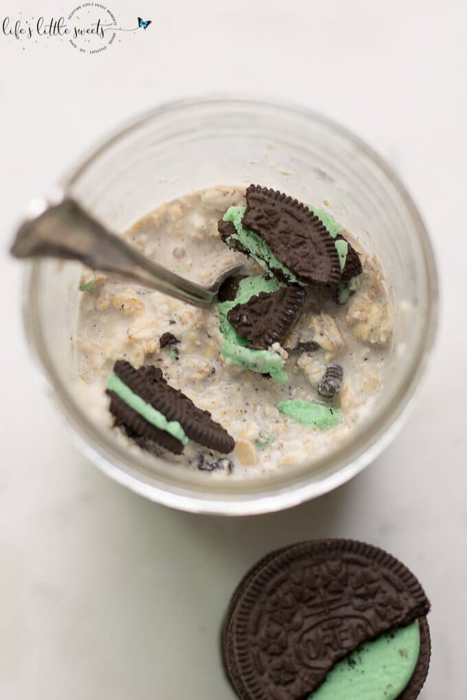 Mint Cookies and Cream Overnight Oats are a sweet way to enjoy your overnight oats. Enjoy these oats as a snack or an indulgent and minty twist on breakfast. (vegan option) #mint #OREO #oats #overnightoats #breakfast #recipe #easy #cookies #wholeoats