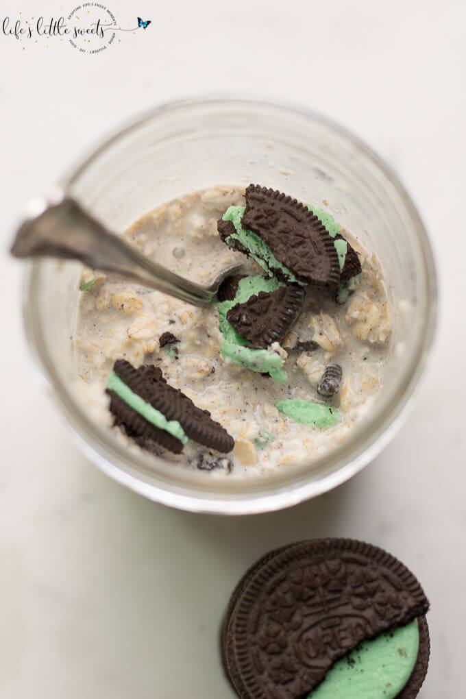 Mint Cookies and Cream Overnight Oats