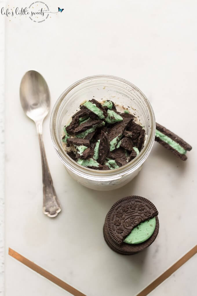 Mint Cookies and Cream Overnight Oats are a sweet way to enjoy your overnight oats. Enjoy these oats as a snack or an indulgent and minty twist on breakfast. (vegan option) #mint #OREO #oats #overnightoats #breakfast #recipe #easy #cookies #wholeoats