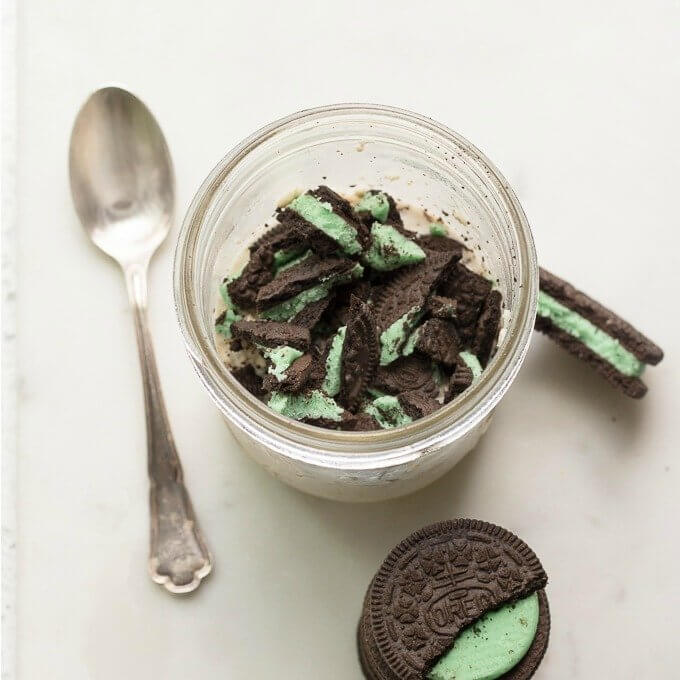 Mint Cookies and Cream Overnight Oats are a sweet way to enjoy your overnight oats. Enjoy these oats as a snack or an indulgent and minty twist on breakfast. (vegan option) #mint #OREO #oats #overnightoats #breakfast #recipe #easy #cookies #wholeoats