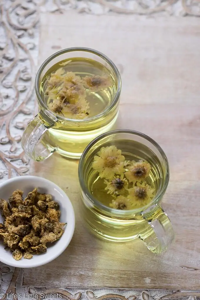 How to Make Chrysanthemum Flower Tea - Chrysanthemum Flower Tea is a warm, floral soothing tea drink and is said to have many health benefits. It makes a wonderful cooling, Summertime tea and can be enjoyed hot year round! #tea #flowers #drink #hottea #Chrysanthemumflowertea #chrysanthemum #driedchrysanthemum #vegan #glutenfree #refinedsugarfree #ad #bmaker @bmaker