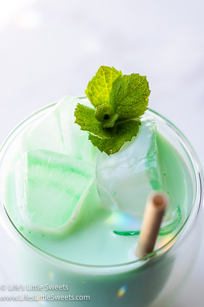 Crème de Menthe Milk with ice cubes