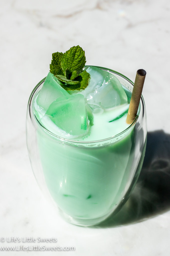 Crème de Menthe Milk with a green mint sprig