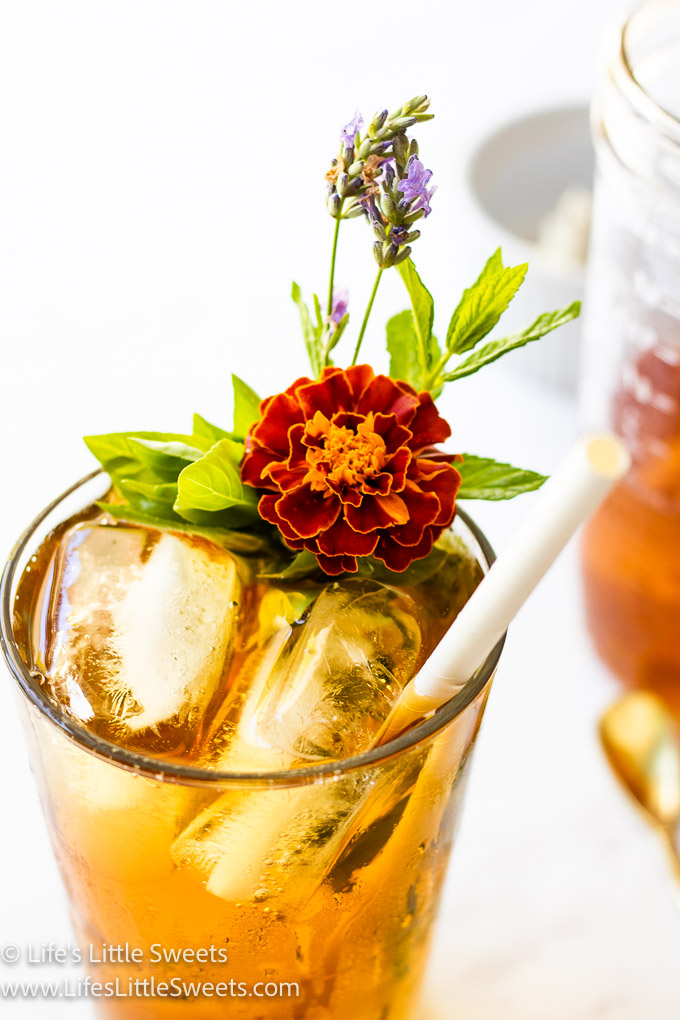 iced tea with ice and a white straw