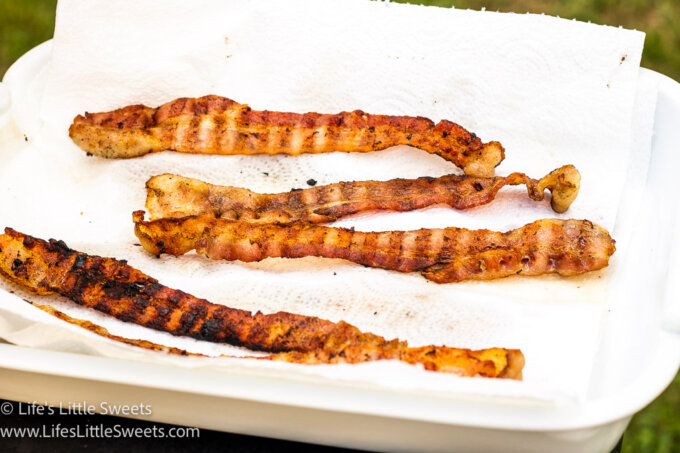 4 pieces of grilled bacon on paper towels