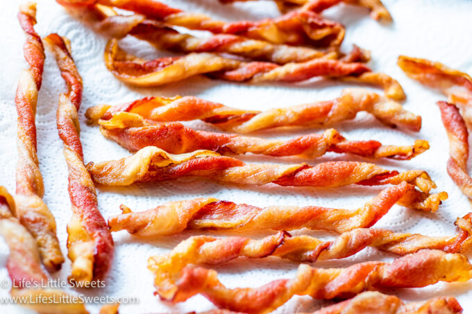 twisted bacon pieces on paper towels